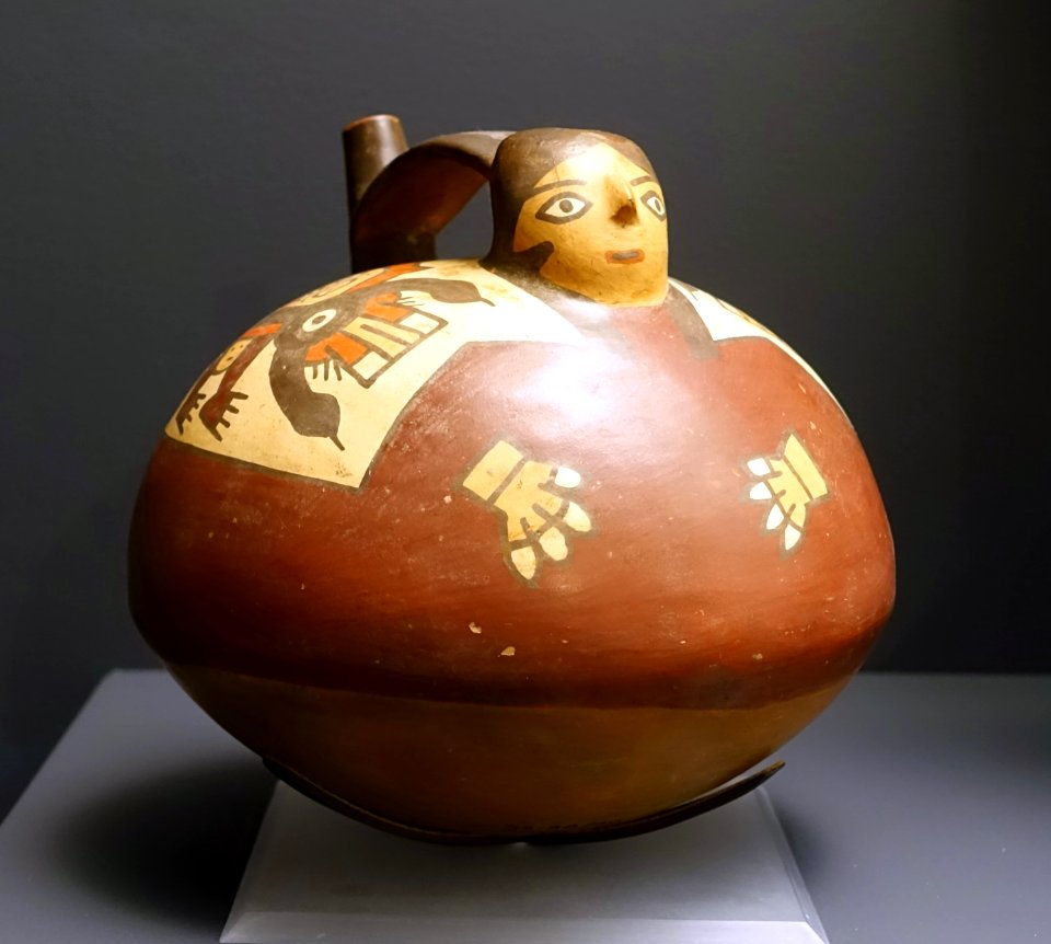 Female human effigy bottle with two horrible birds, Nasca, Peru, Middle Transitional Phase 5, ceramic - Meso-American collection - Peabody Museum, Harvard University - DSC05931