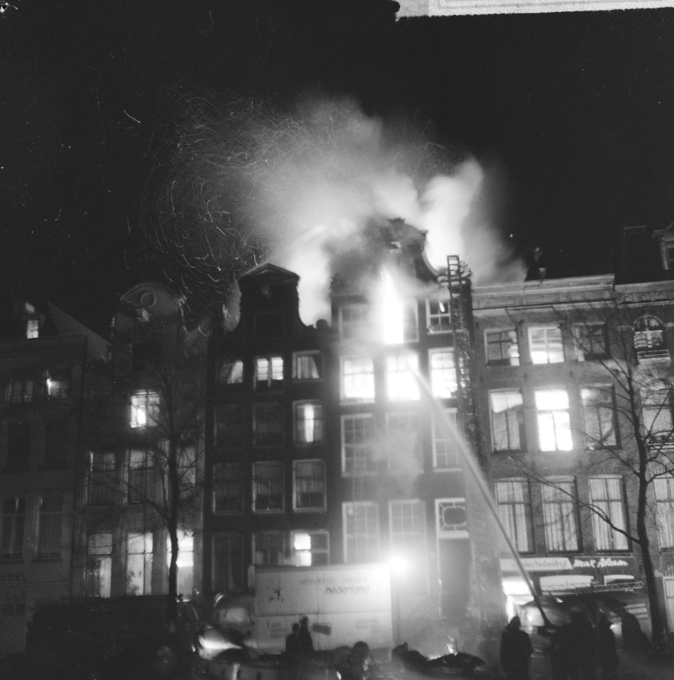 Felle brand op Prinsengracht nummer pand 481, overzicht brand, Bestanddeelnr 917-1191