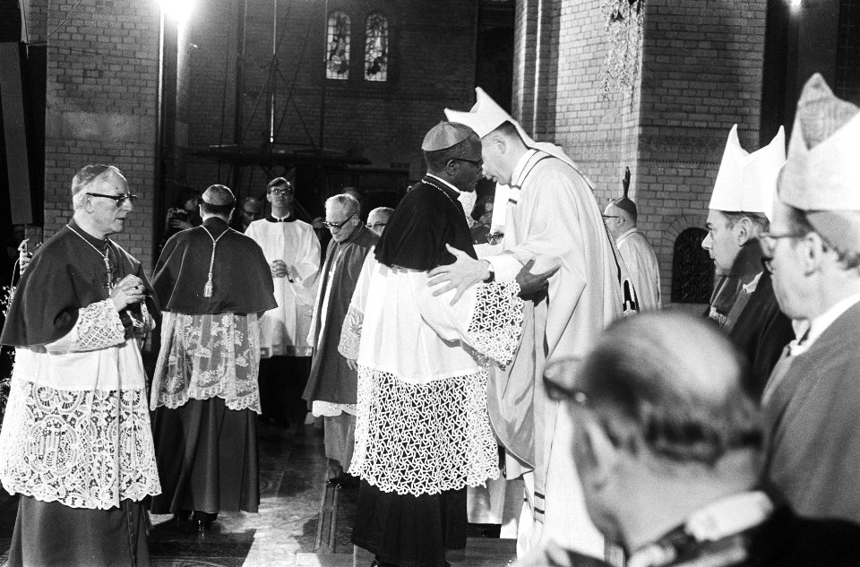 Felicitaties voor bisschop Simonis, Bestanddeelnr 924-3716