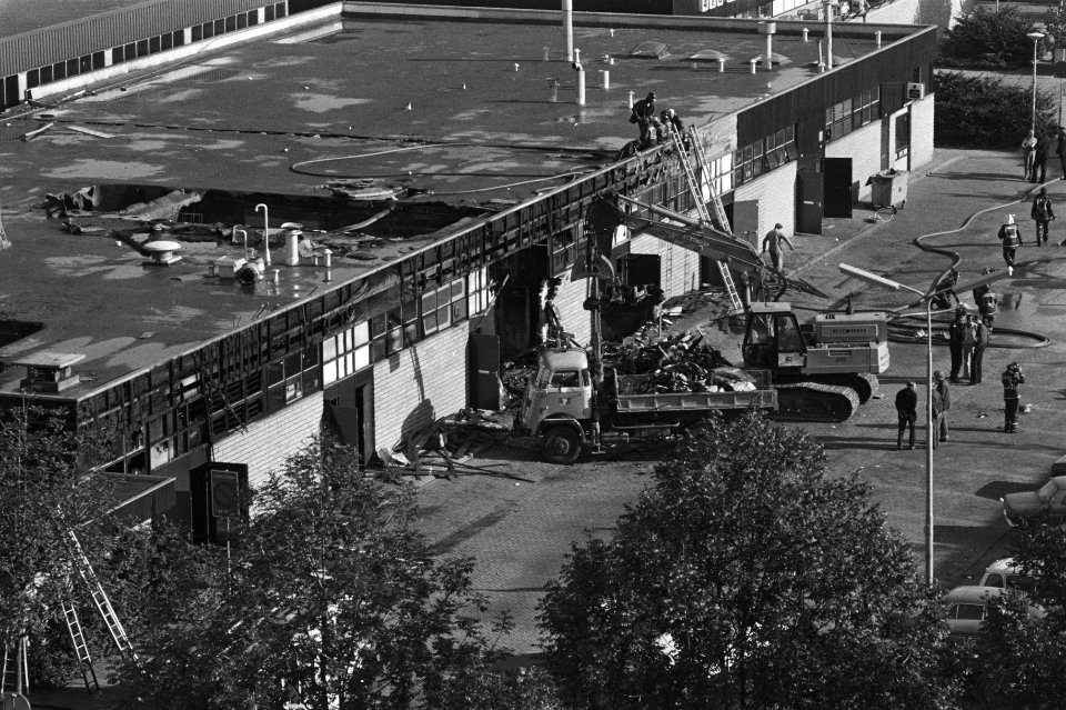 Felle brand in winkelcentrum in Purmerend, grote ravage na de brand, Bestanddeelnr 931-0839