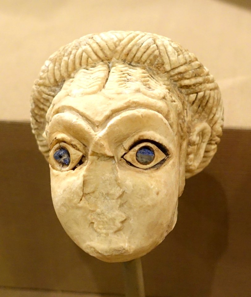 Female head with braided hairstyle, Khafajah, Sin Temple IX, Early Dynastic period, 2650-2550 BC, gypsum, shell, lapis lazuli, bitumen - Oriental Institute Museum, University of Chicago - DSC07445