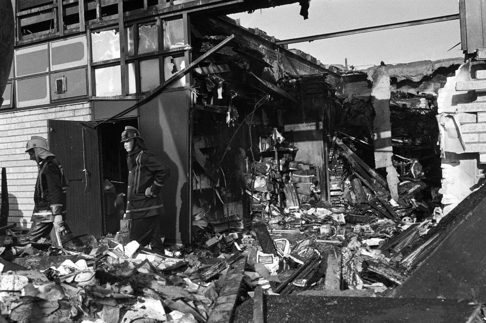 Felle brand in winkelcentrum in Purmerend, veel winkels gingen door brand totaal, Bestanddeelnr 931-0837