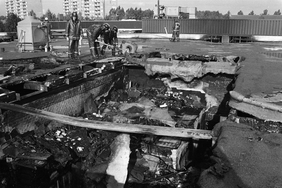 Felle brand in winkelcentrum in Purmerend, grote ravage na de brand, Bestanddeelnr 931-0838