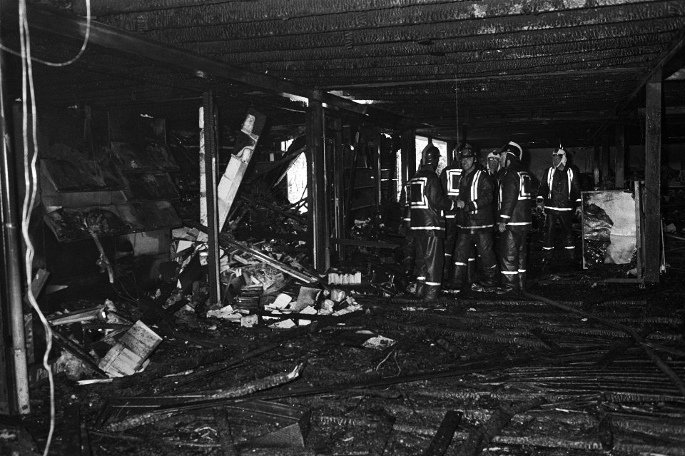 Felle brand in winkelcentrum in Purmerend, grote ravage na de brand, Bestanddeelnr 931-0841
