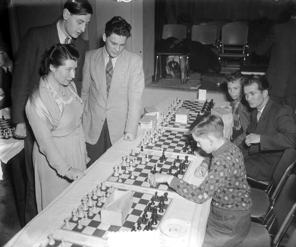 Fenny Heemskerk (kampioen schaken dames) aan het simultaan schaken in Bellevue, Bestanddeelnr 905-4520