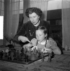 Fenny Heemskerk (kampioen damesschaken) met dochter, Bestanddeelnr 904-5141