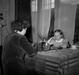 Fenny Heemskerk (kampioen damesschaken) met dochter, Bestanddeelnr 904-5147