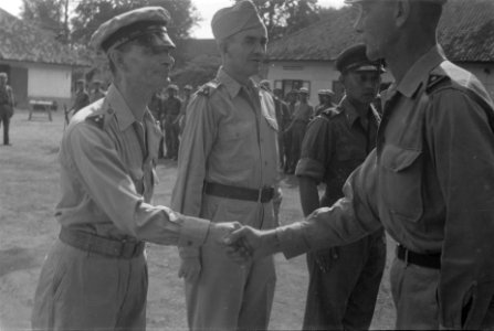 Felicitaties (1e van links Koenders, naast hem Groeneveldt en Joppe, rechts een , Bestanddeelnr 126-2-6