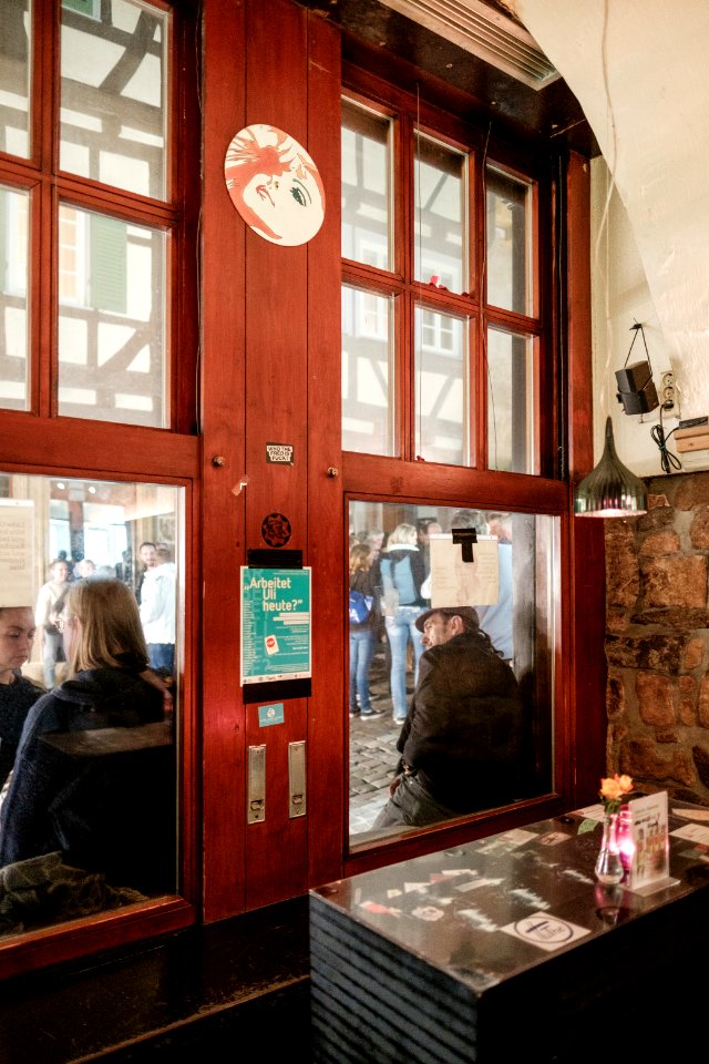 Fenster des Chez Michel in Tübingen von Innen