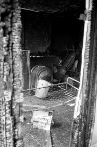 Felle brand op Prinsengracht van pension Krab Een van de uitgebrandde kamers, Bestanddeelnr 915-3946