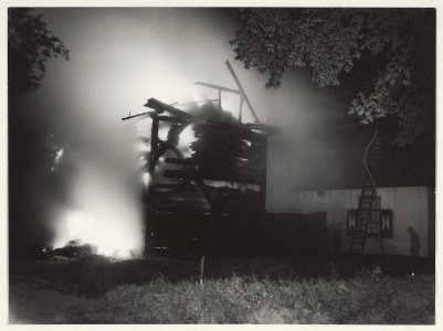 Felle brand in de Zwitserse boerderij in Haarlem Noord, de hooiberg brandde geheel uit, de boerderij waarvan het dak reeds in brand stond, behouden kon worden. NL-HlmNHA 54010486
