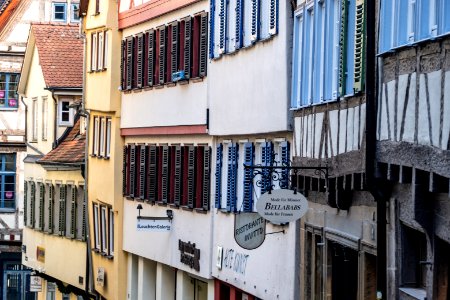 Fenster und Klappläden an der Ostseite der Marktgasse in Tübingen Blickrichtung Kornhausstraße 2019