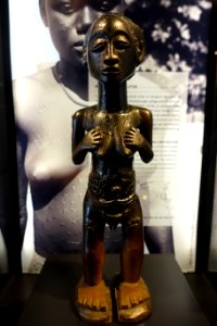 Female nkisi sculpture, Luba, Democratic Republic of the Congo, late 1800s, wood, palm oil - Rautenstrauch-Joest-Museum - DSC00258