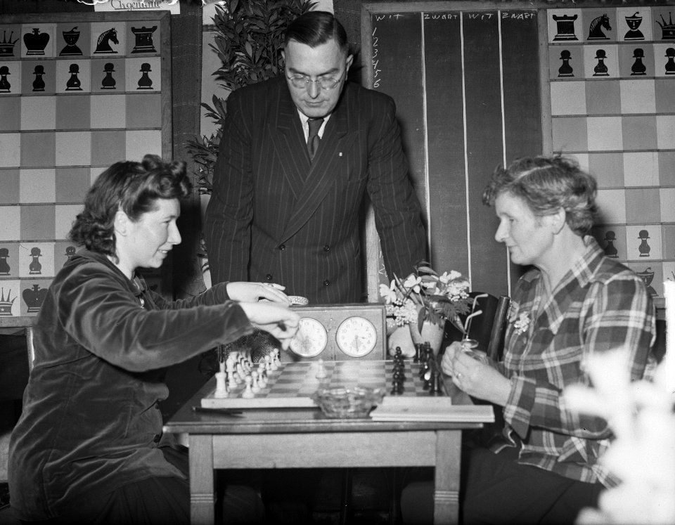 Fenny Heemskerk (links) en mevrouw Roodland (met Max Euwe) tijdens schaakkampioe, Bestanddeelnr 904-3924