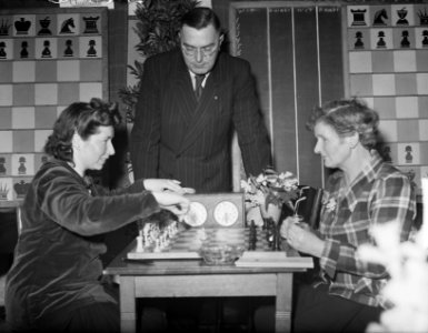 Fenny Heemskerk (links) en mevrouw Roodland (met Max Euwe) tijdens schaakkampioe, Bestanddeelnr 904-3924