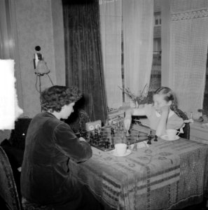 Fenny Heemskerk (kampioen damesschaken) met dochter, Bestanddeelnr 904-5144