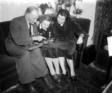 Fenny Heemskerk Nederlands schaakkampioen in huiselijke kring met thee, Bestanddeelnr 905-4346