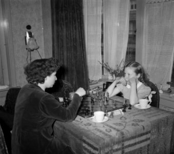 Fenny Heemskerk (kampioen damesschaken) met dochter, Bestanddeelnr 904-5143