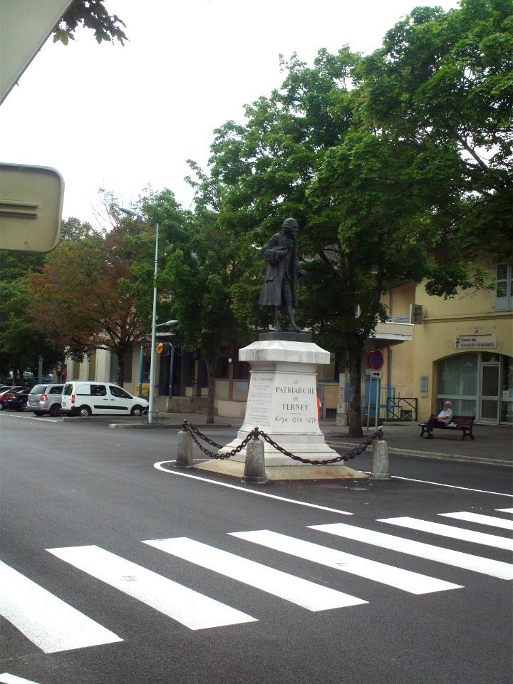 Ferney Voltaire statue