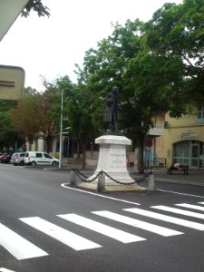 Ferney Voltaire statue photo