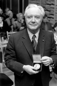 Felix de Nobel (ex-dirigent Nederlands Kamerkoor) met medaille van de stad Amste, Bestanddeelnr 926-0564