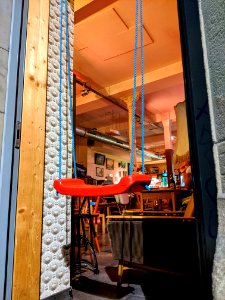 Fenster mit Schaukel im Ribingurumu in Tübingen