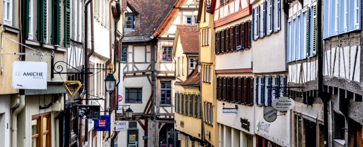 Fenster und Klappläden beider Häuserseiten der Marktgasse in Tübingen Blickrichtung Kornhausstraße 2019