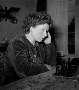 Fenny Heemskerk (kampioen damesschaken) met dochter, Bestanddeelnr 904-5146