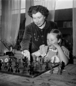 Fenny Heemskerk (kampioen damesschaken) met dochter, Bestanddeelnr 904-5142
