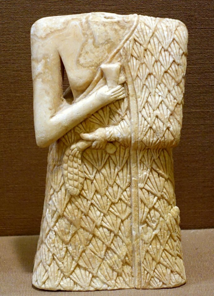Female figure in tufted dress holding cup with bracelet on wrist, Khafajah, Sin Temple VII, Early Dynastic period, 2650-2550 BC, alabaster - Oriental Institute Museum, University of Chicago - DSC07358