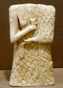 Female figure in tufted dress holding cup with bracelet on wrist, Khafajah, Sin Temple VII, Early Dynastic period, 2650-2550 BC, alabaster - Oriental Institute Museum, University of Chicago - DSC07358
