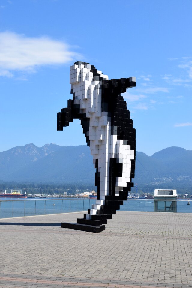 Tourism free willy statue