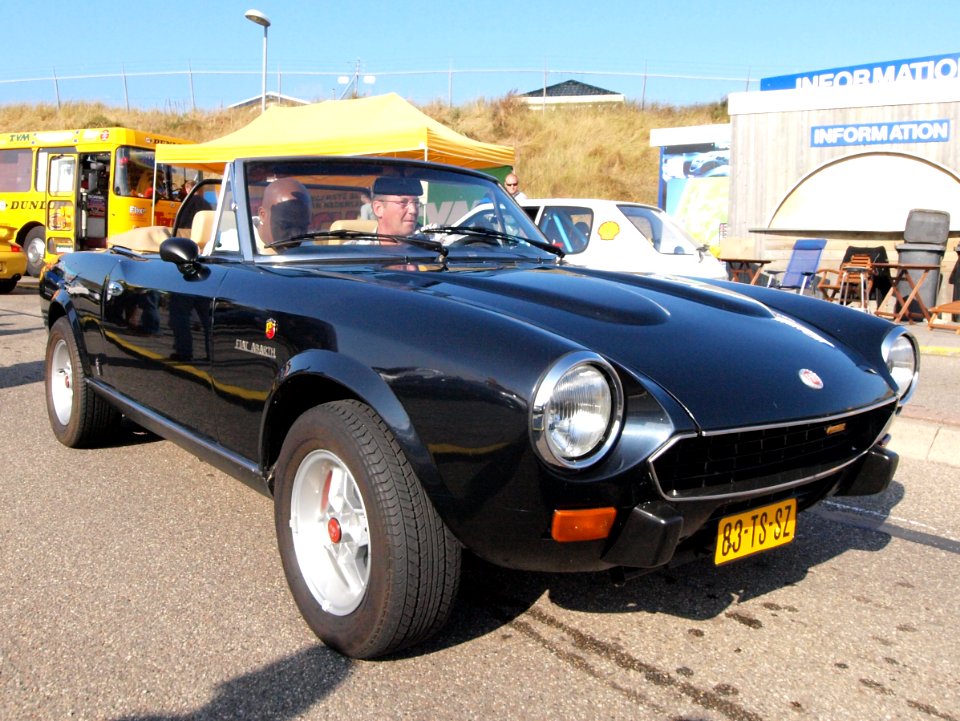 Fiat 124 Spider 2000 USA dutch licence registration 83-TS-SZ pic2