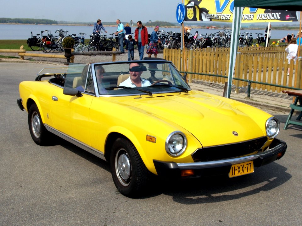 Fiat 124 Spider 2000 USA (1979), Dutch licence registration JJ-XX-77
