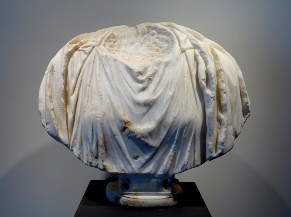 Female bust, Rome, Parco archeologico del Colosseo, age of Septimius Severus, Paros-lychnite marble - Temple of Romulus - Rome, Italy - DSC01500