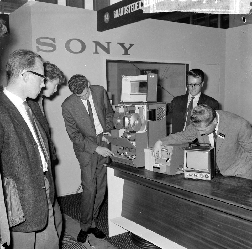 Fiarex 1964 in de RAI te Amsterdam, bij de stand van Sony was veel belangstellin, Bestanddeelnr 916-8771