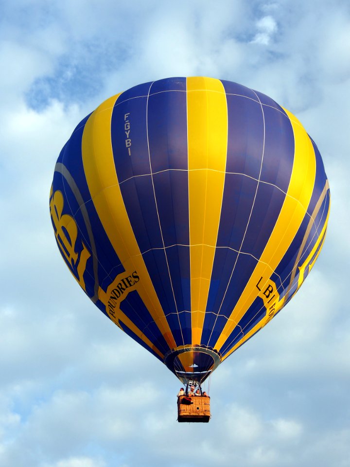 F-GYBI hot air balloon take-off at Metz, France, pic2