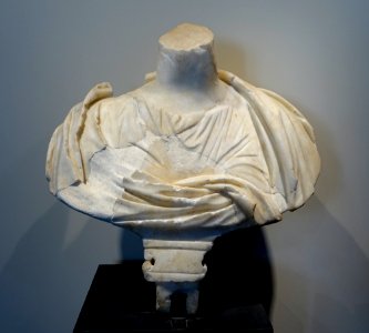 Female bust, Rome, Parco archeologico del Colosseo, 2nd half of the 2nd century AD (middle to late Antonine period), Goktepe marble - Temple of Romulus - Rome, Italy - DSC01510