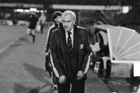Feyenoord-trainer Jezek in de rust van de wedstrijd, Bestanddeelnr 931-6787