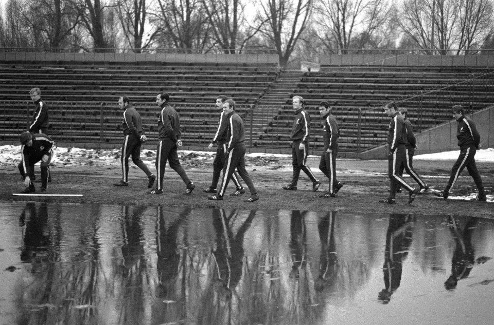 Feyenoord-spelers trainen in Warschau (Polen), Bestanddeelnr 923-4151