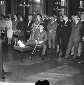 Feyenoordspelers op stadhuis ontvangen, Coen en Beertje o bankje, Bestanddeelnr 917-7075