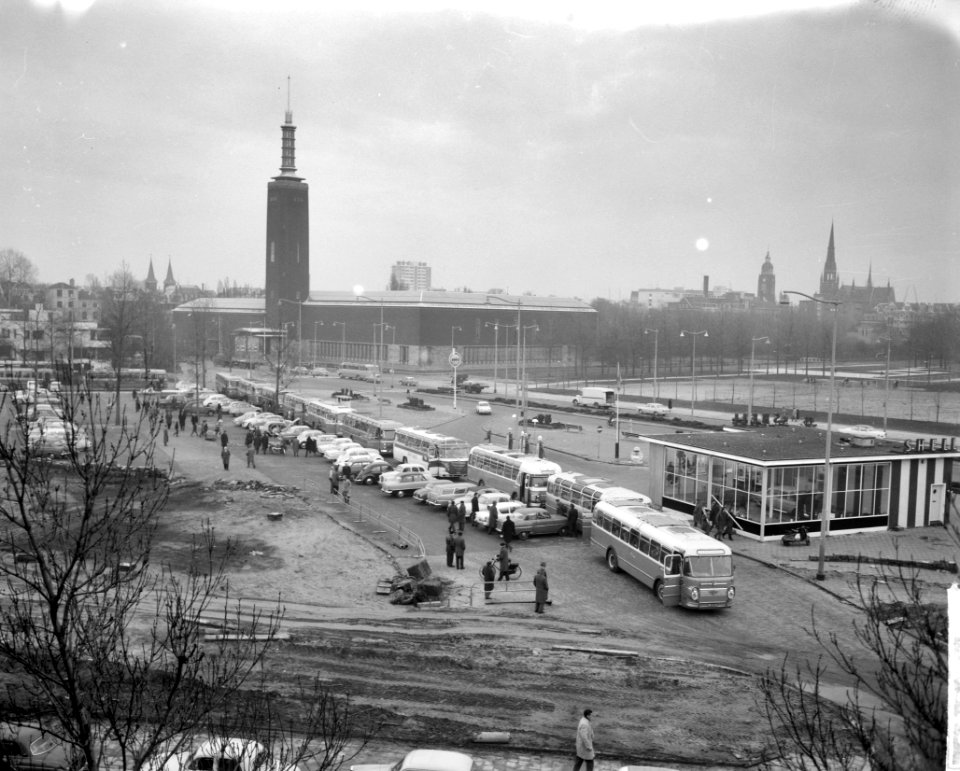 Feyenoord-supporters voor vertrek naar Antwerpen, de bussen bij de Jongkindstraa, Bestanddeelnr 914-6046