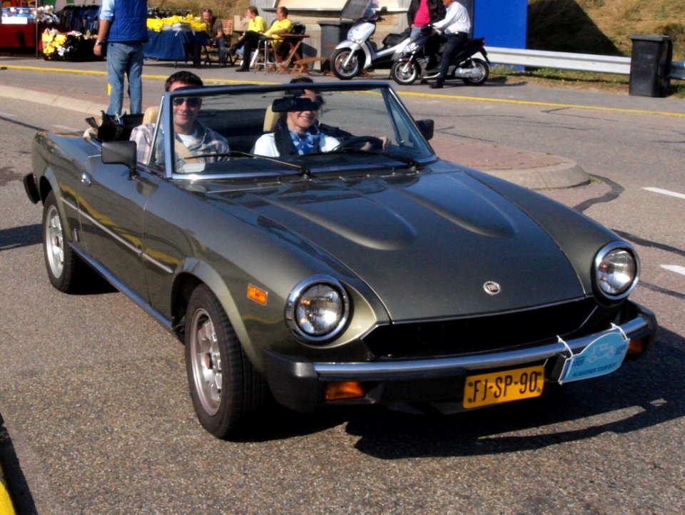 Fiat 124 Spider 2000 USA dutch licence registration FJ-SP-90-