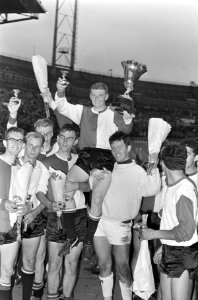 Feyenoord-jeugd kampioen van Nederland, na winst op DWS (1-4). Wim Jansen op de…, Bestanddeelnr 919-2868