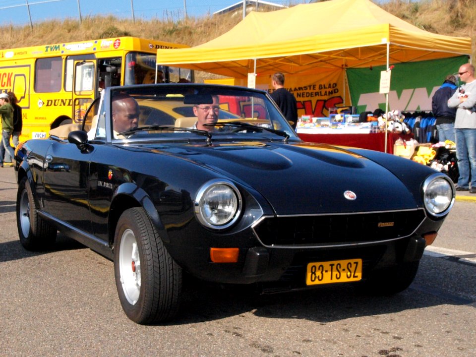 Fiat 124 Spider 2000 USA dutch licence registration 83-TS-SZ pic1