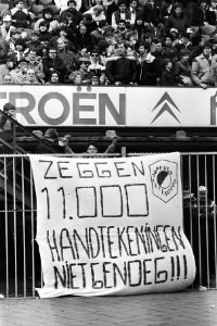 Feyenoord-supporters met spandoeken tegen het vertrek van Hans Kraay, Bestanddeelnr 932-5222
