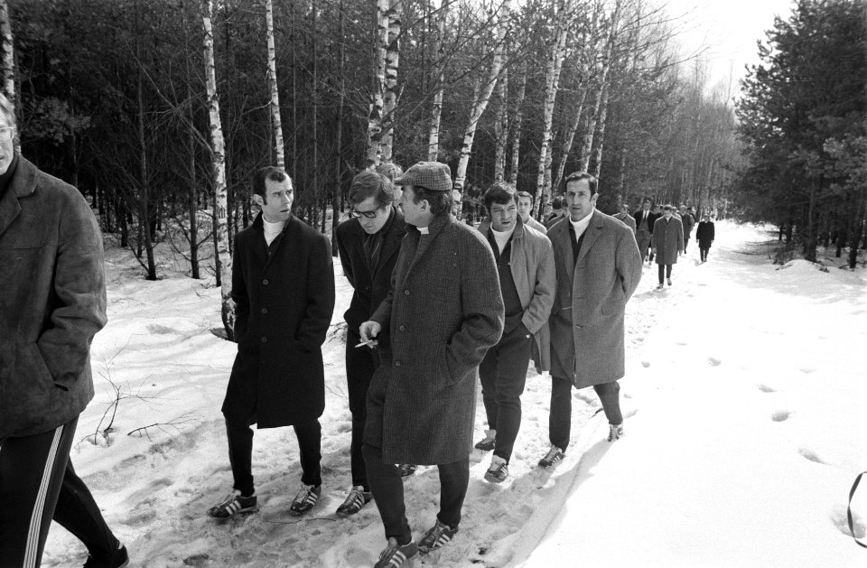 Feyenoord-spelers wandelen in bos Warschau (Polen), Bestanddeelnr 923-4142