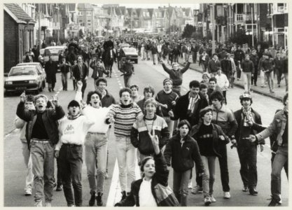 Feyenoord-supporters op weg naar het Haarlem-stadion. NL-HlmNHA 54014407