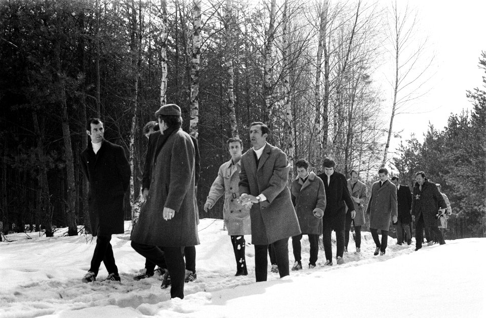 Feyenoord-spelers wandelen in bos Warschau (Polen), Bestanddeelnr 923-4145