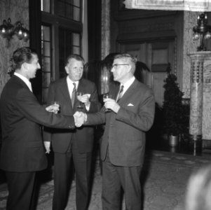 Feyenoordspelers op stadhuis ontvangen Pieters, Graafland, Kieboom en burgemees, Bestanddeelnr 917-7073